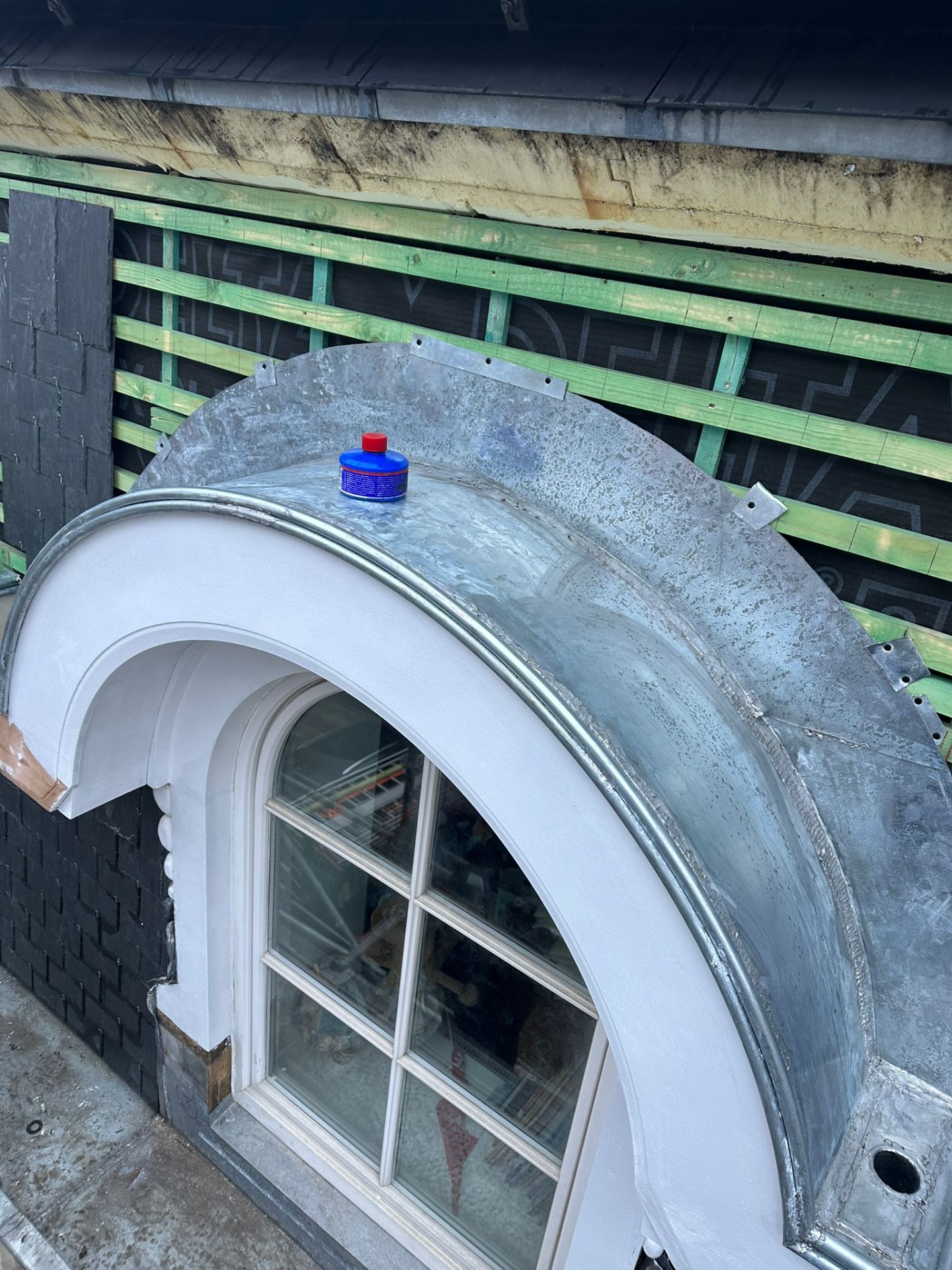 Travaux de zinguerie sur mesure et étanchéité œil-de-bœuf en zinc naturel, Belgique